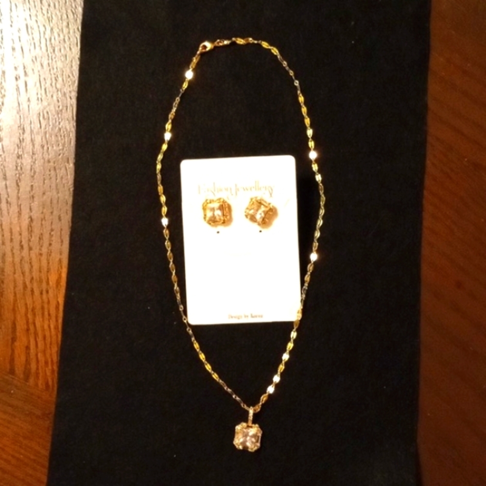 Necklace and Earrings Set. New. Gold And Crystal.